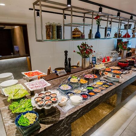 Hotel Southern Star,Mysore Extérieur photo A salad bar