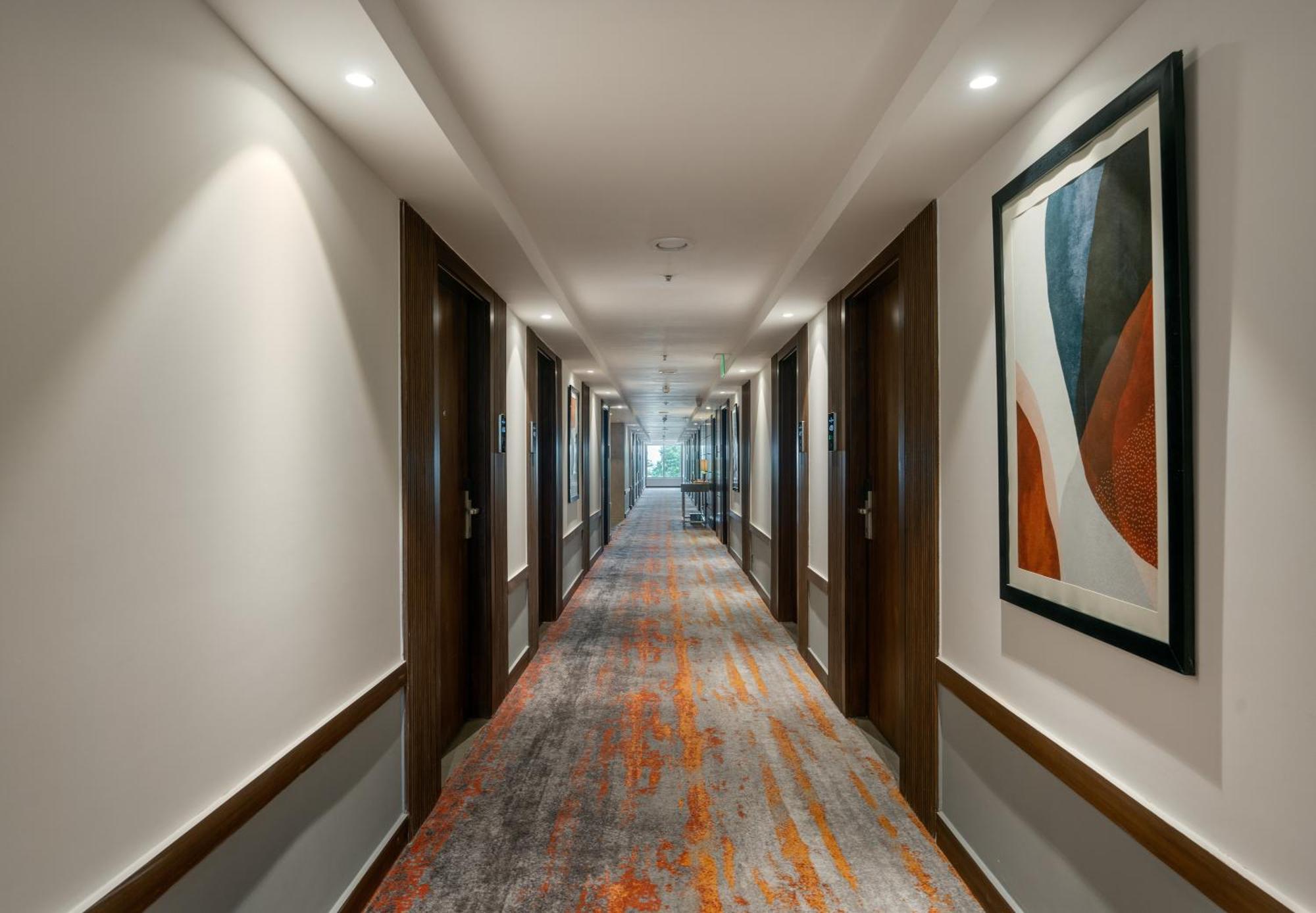 Hotel Southern Star,Mysore Extérieur photo A corridor at the hotel