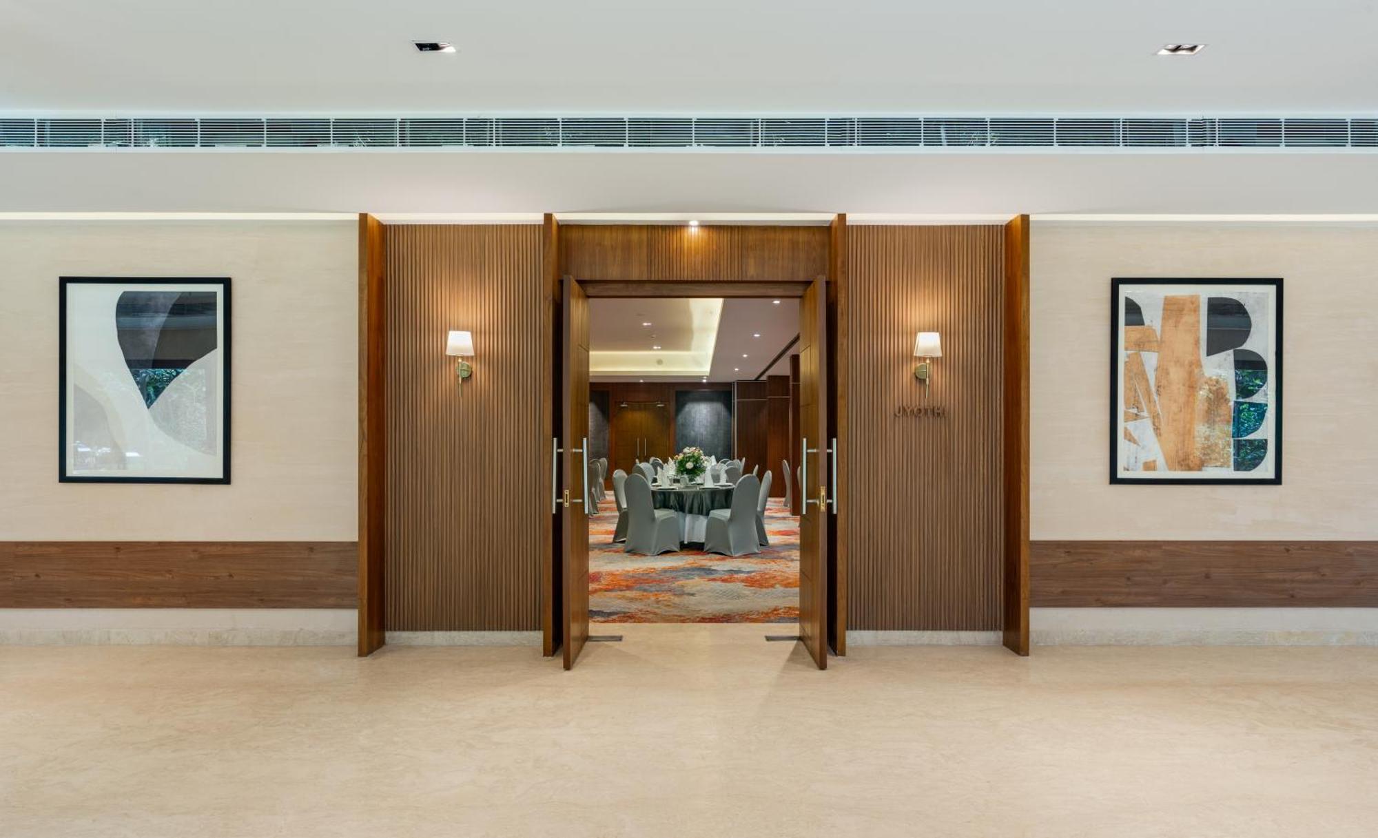 Hotel Southern Star,Mysore Extérieur photo The entrance to the ballroom at the hotel