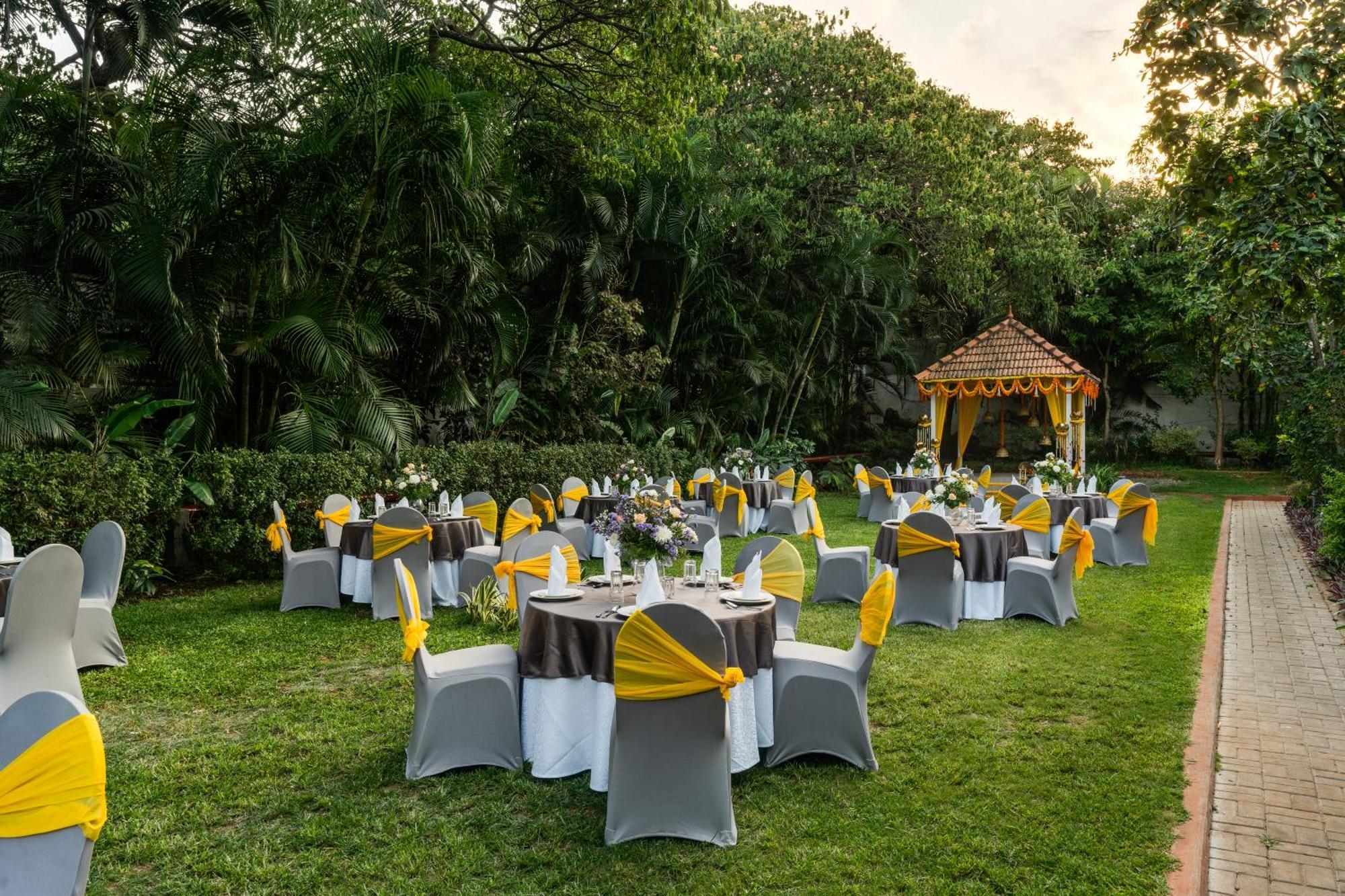 Hotel Southern Star,Mysore Extérieur photo The lawns of the Taj Bengal