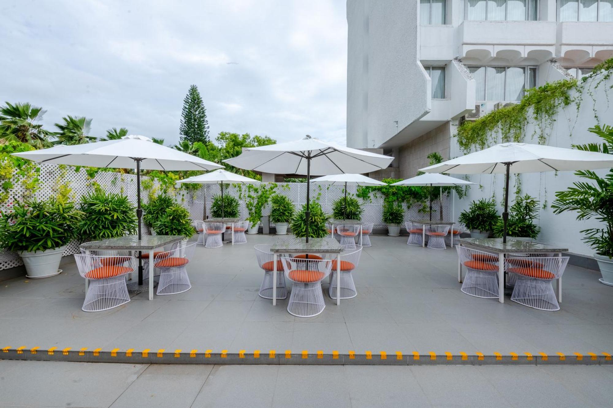 Hotel Southern Star,Mysore Extérieur photo The rooftop terrace of the hotel