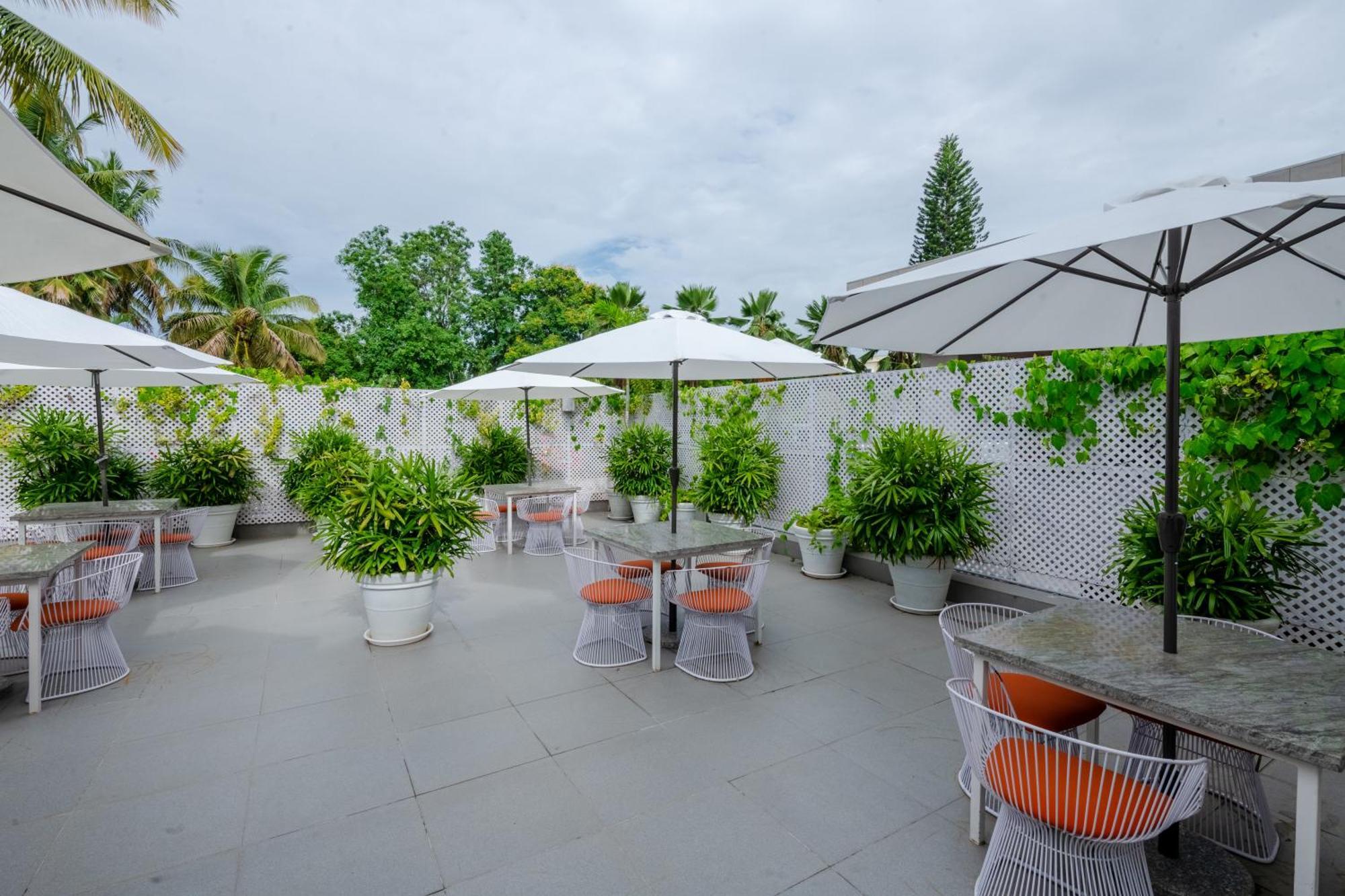 Hotel Southern Star,Mysore Extérieur photo The rooftop bar at the hotel